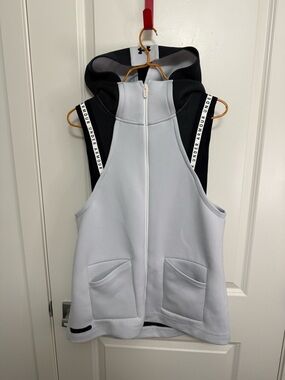 Under Armour Women's Sleeveless Hooded Vest - White & Black in size M